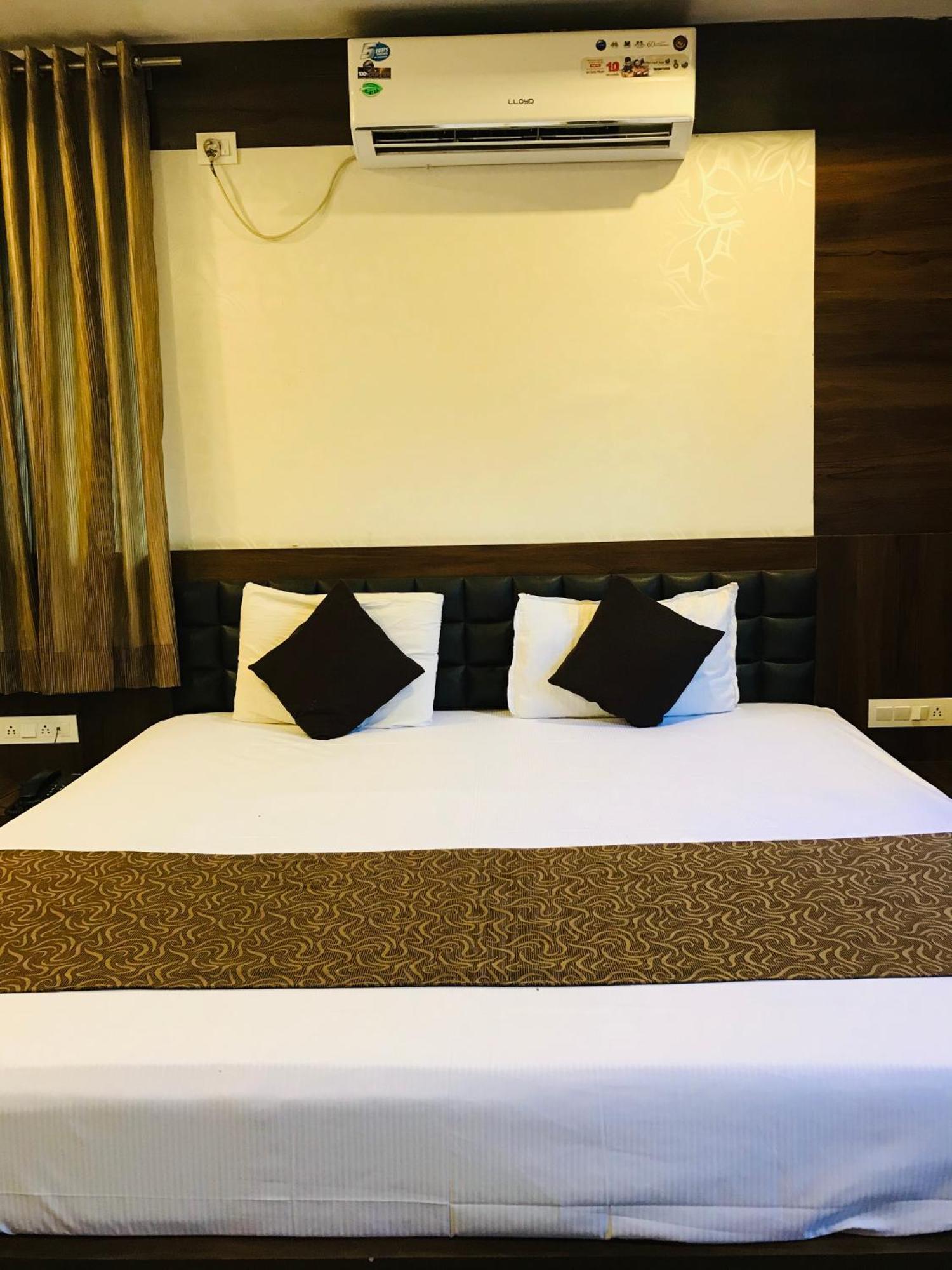 Liva Rooms Nashik Bagian luar foto